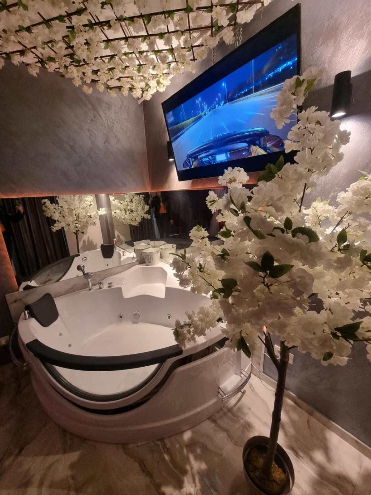 Deluxe Jacuzzi & Baldaquin Apartament Bucureşti